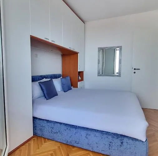 Aurora Apartment Split